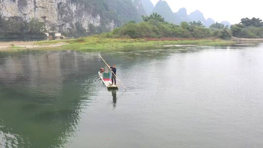 桂林漓江渔民划竹筏