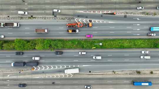 多车道高速公路的鸟瞰图。