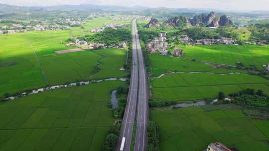 高速公路穿过美丽乡村绿色田野