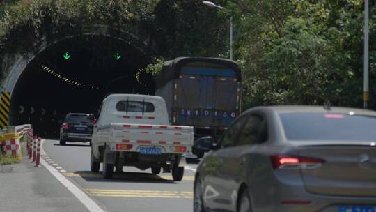 高速公路隧道口