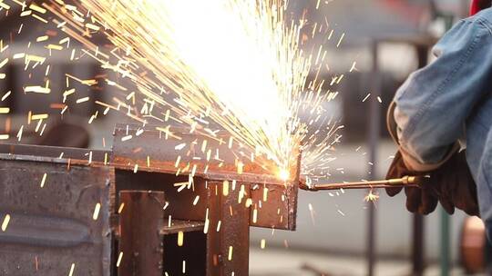 焊接工人工作场景高清升格镜头