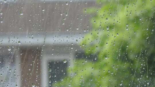 下雨天雨水打在玻璃上