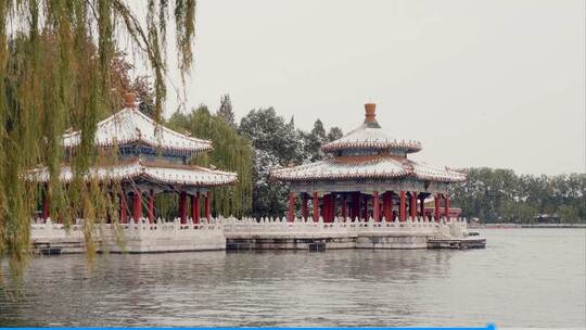 北京冬天北海公园下雪天建筑人群玩耍生活