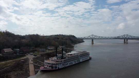 皇后号游轮在密西西比河上