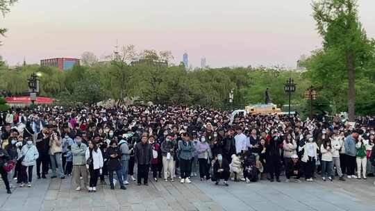 济南大明湖景区超然楼广场，游客聚集拍照视频素材模板下载