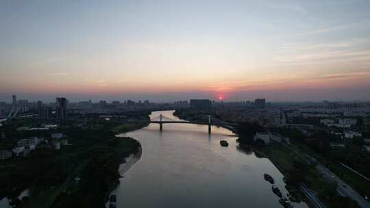 夕阳余晖中的河流航拍