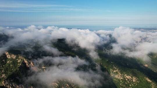 航拍威海里口山山顶的平流雾和白云朵