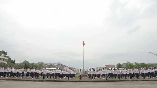 学生做广播体操