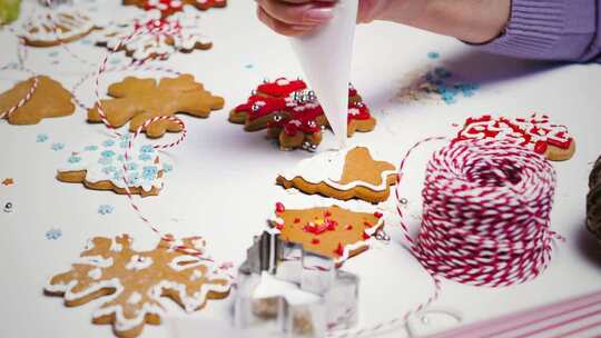 gingerbread-cookies-being