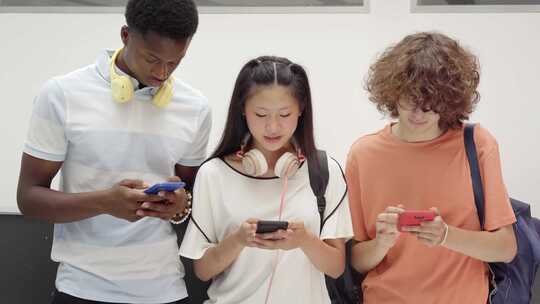 年轻的青少年朋友在高中使用手机