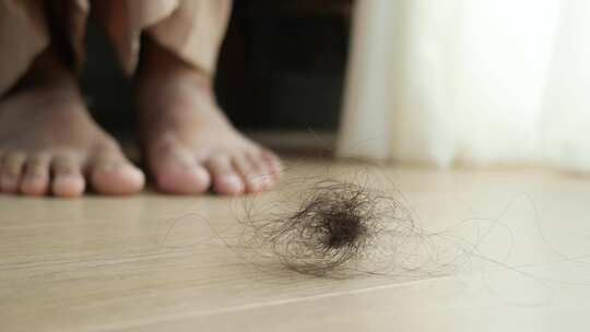女人掉在地板上的头发