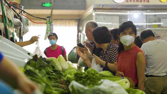 菜市场购买蔬菜水果的居民视频素材模板下载