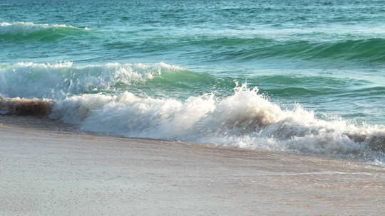 海浪在沙滩上拍打着视频素材模板下载