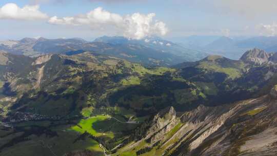 空中：瑞士阿尔卑斯山云层中的山脊和山谷