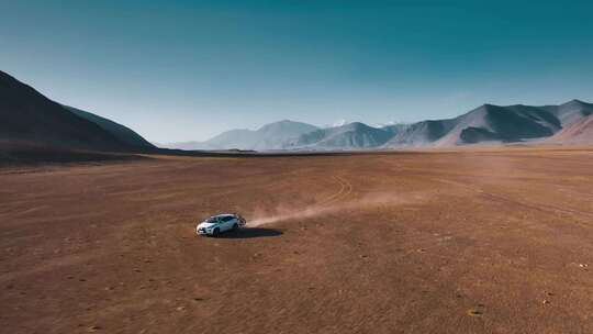 汽车行驶在沙漠戈壁上