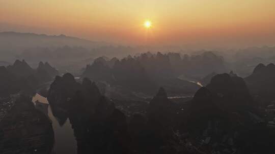 日出时分的壮丽山脉全景