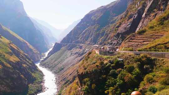 香格里拉虎跳峡金沙江大峡谷