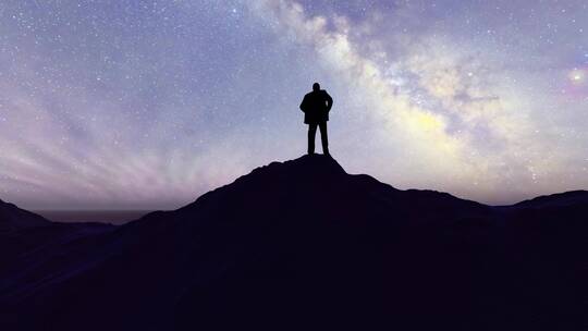 晚上站山顶遥望宇宙星空畅想未来的男人剪影