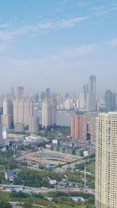 城市航拍武汉沙湖片区高楼建设竖屏