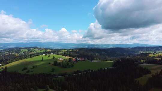 飞行在波兰扎科帕尼的一个山间小屋村庄上空。山中村庄的鸟瞰图