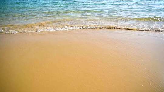 大海海岛海浪浪花冲刷沙滩升格特写