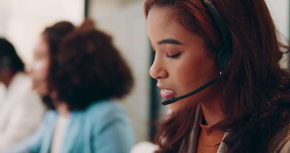 呼叫中心、帮助和商务女性与客户交谈以获得