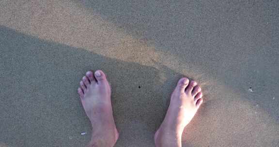 赤脚站在海滩上