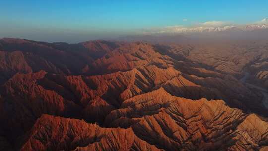 新疆南疆阿克苏温宿大峡谷天山托木尔峰航拍