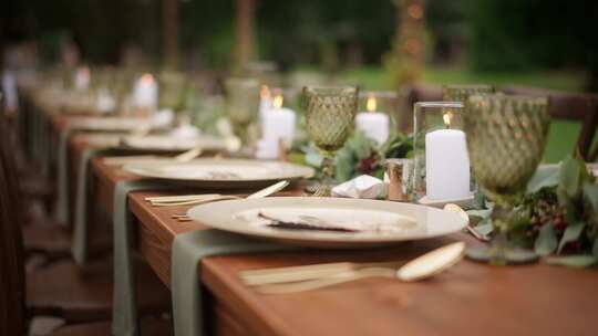 婚礼装饰、餐桌、蜡烛、椅子