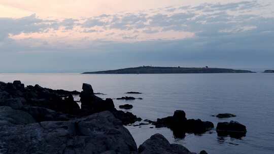 日落时平静的黑海海峡到圣伊万岛索佐波尔保加利亚海岸视频素材模板下载