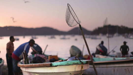 海岸边的渔民渔船