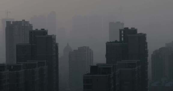 夏天大暴雨城市楼房楼宇之间