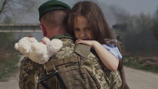 士兵抱着一个女孩