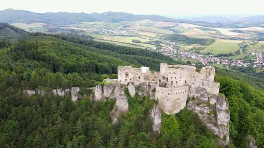 斯洛伐克Lietava村城堡的鸟瞰图