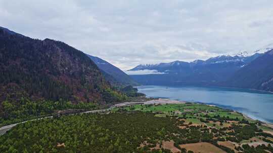 西藏林芝巴松措高山湖泊绿树自然风景航拍