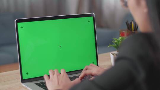 女士在家工作实拍视频会议特写绿幕素材