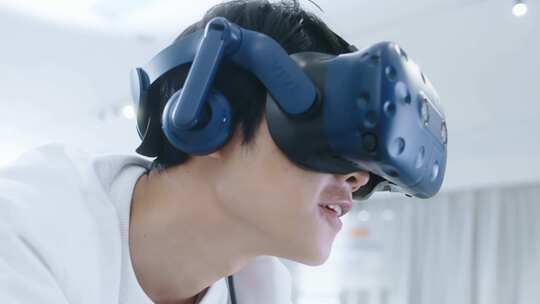 VR游戏设备体验视频素材模板下载