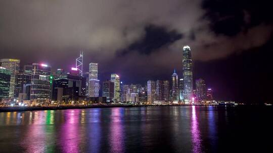 香港在夜色中照亮了天际线