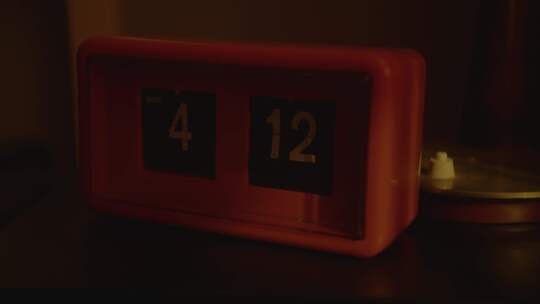 闹钟，床头柜，数字，凌晨4点
