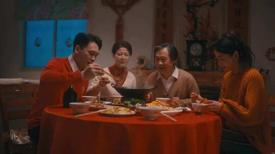 一家人吃团圆饭一起碰杯