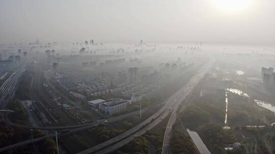 上海闵行梅陇镇清晨大雾大场景航拍4K。