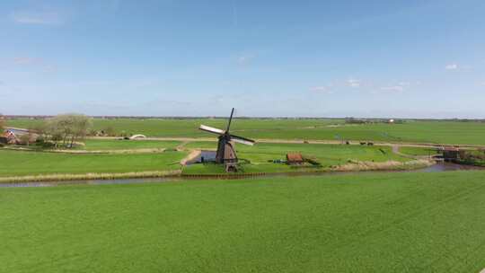 荷兰宁静乡村风车、田野和运河的鸟瞰图。