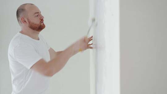 男人正在粉刷墙壁视频素材模板下载