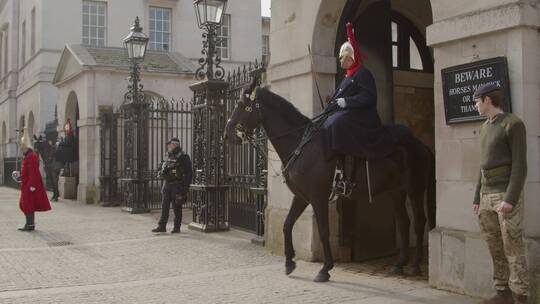 大门前的皇家骑兵视频素材模板下载