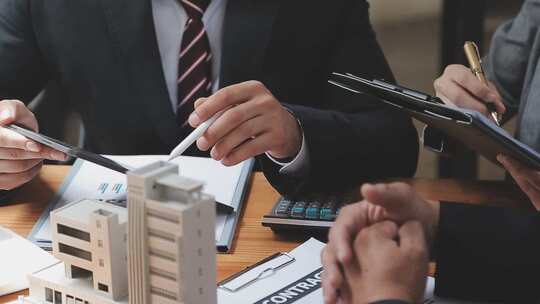 商务精英人士们正在激烈的讨论方案