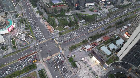 繁忙的城市道路交通