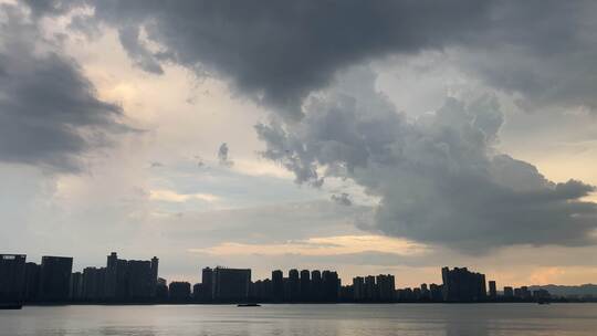 乌云 暴雨将至 城市 江边河流倒影转场 空境