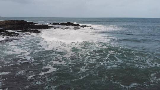 浪花击打海岸