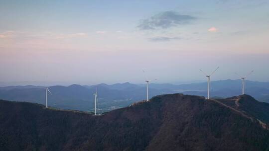 中国山区风力发电车新能源航拍视频