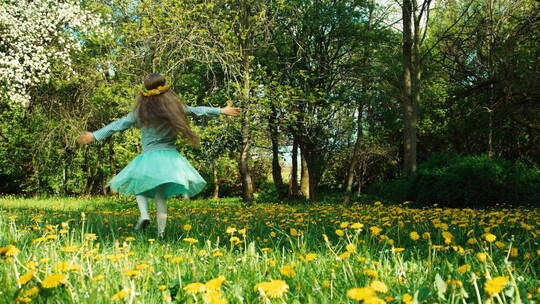 女孩在公园花丛中旋转